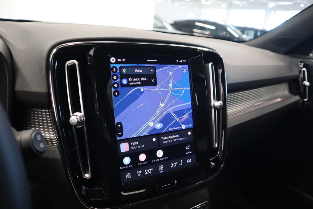 Volvo EX40, image 13