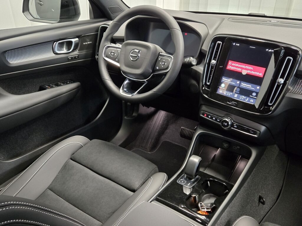 Volvo EX40, image 10