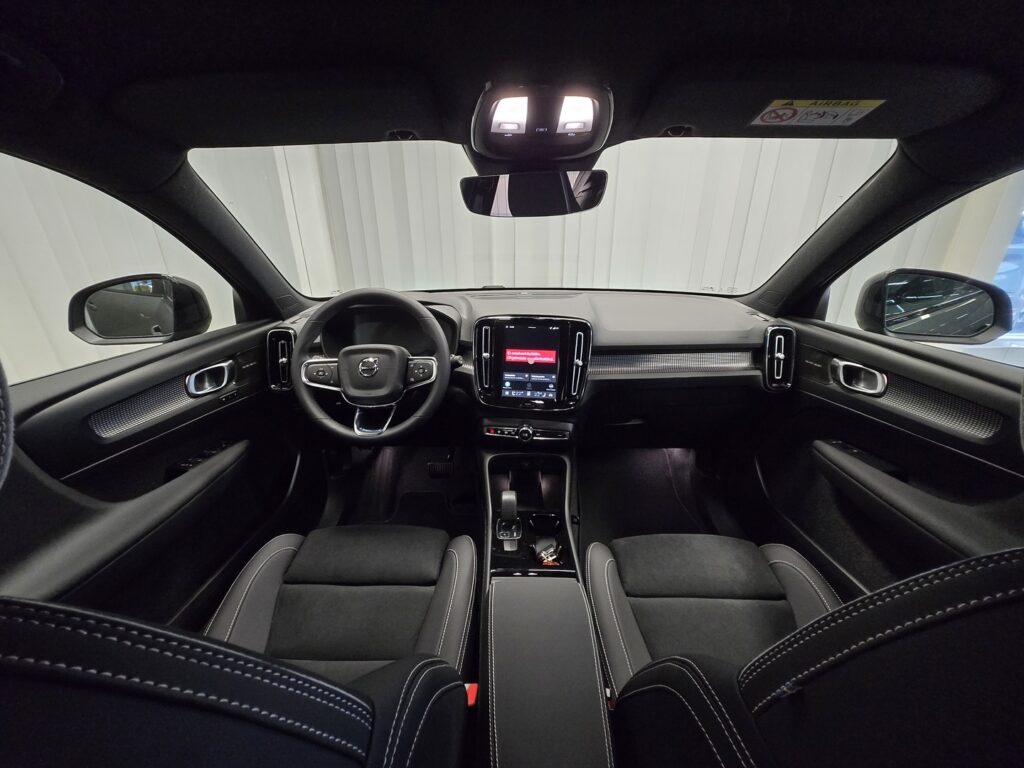Volvo EX40, image 11