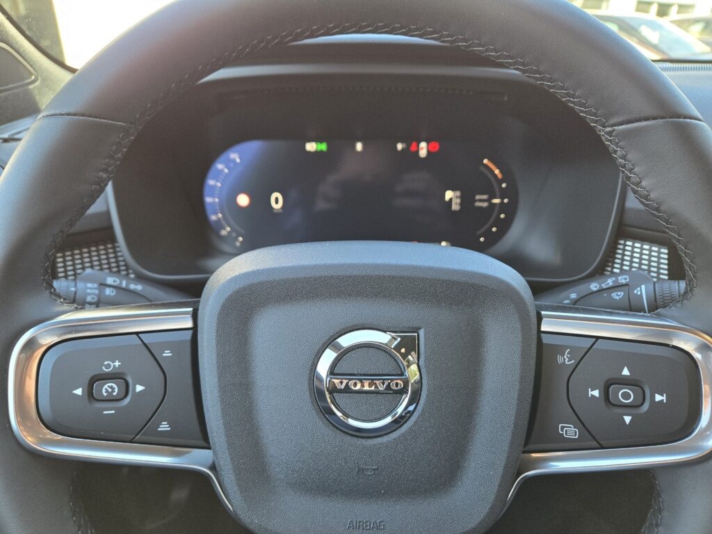 Volvo EX40, image 12