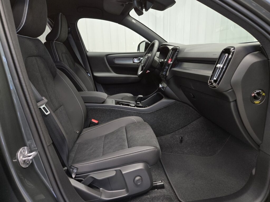 Volvo EX40, image 9