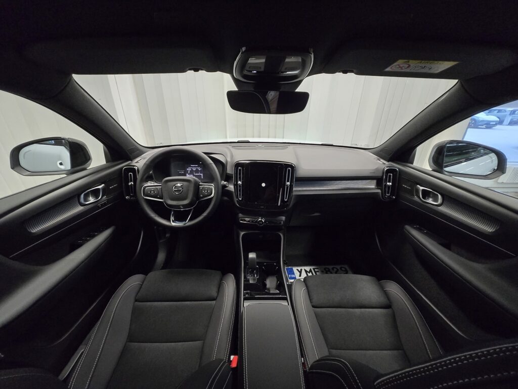 Volvo EX40, image 10