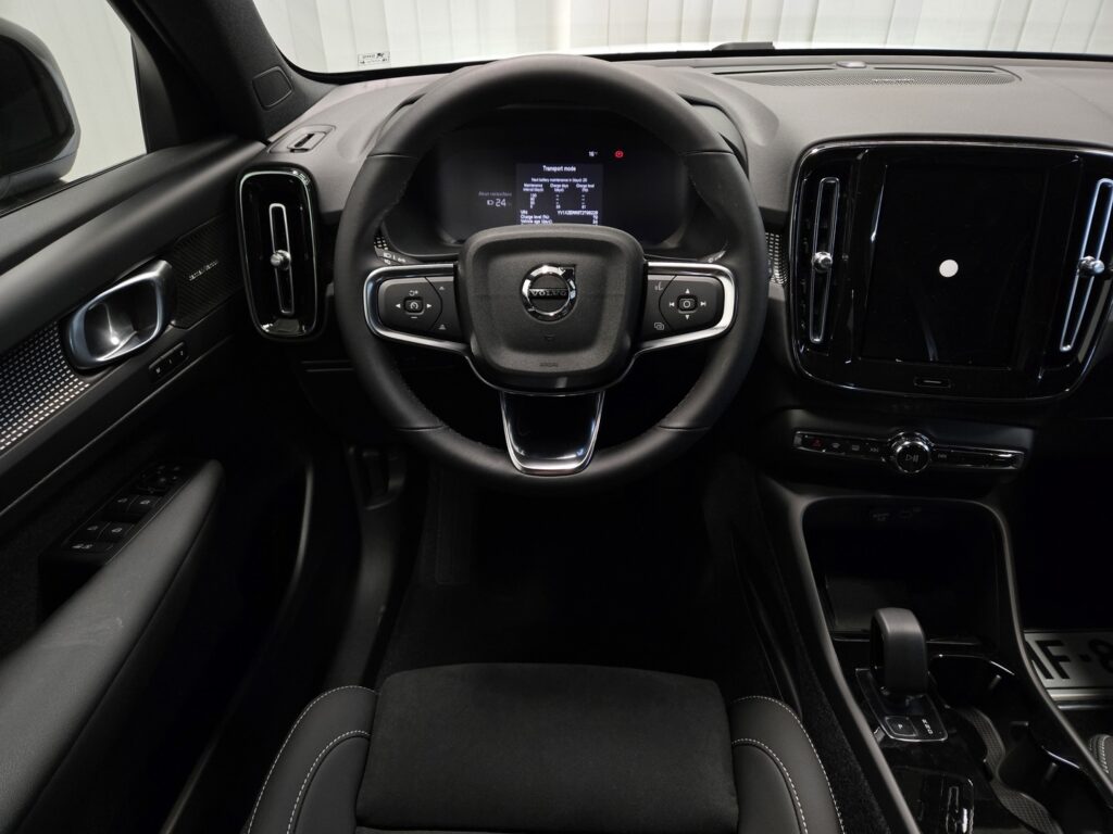 Volvo EX40, image 11