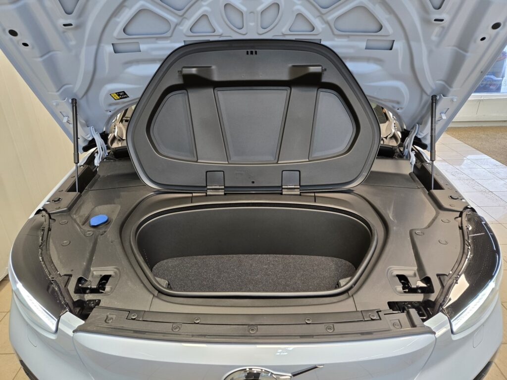 Volvo EX40, image 13
