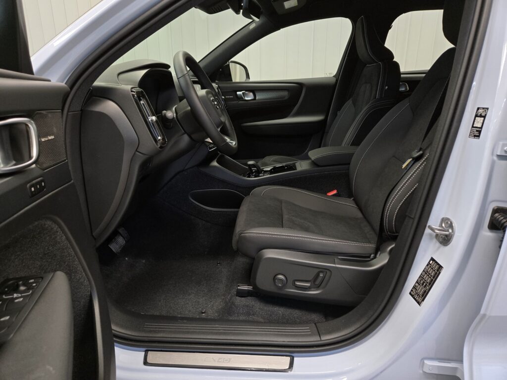 Volvo EX40, image 6