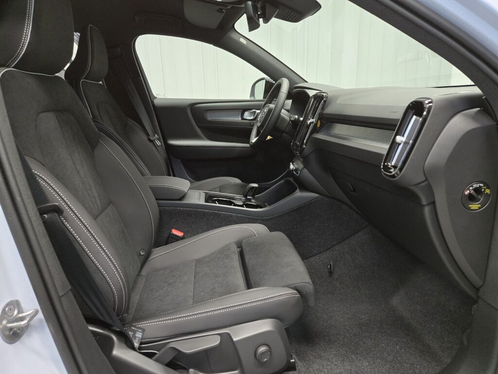 Volvo EX40, image 9
