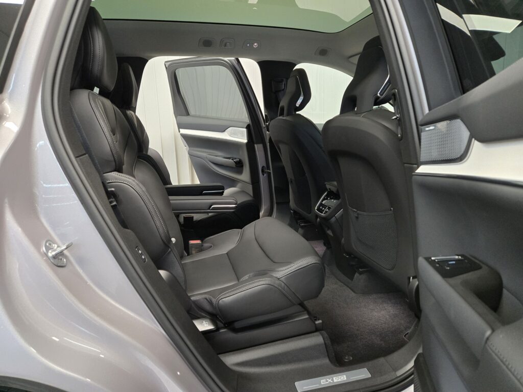 Volvo EX90, image 10