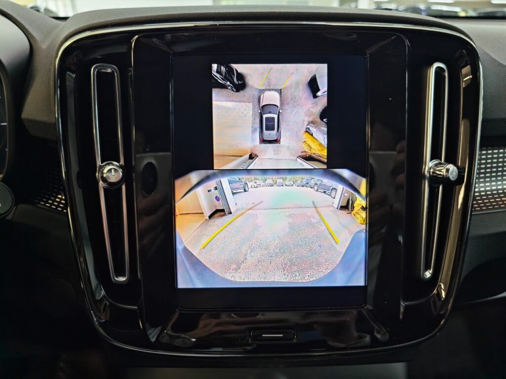 Volvo EX40, image 11