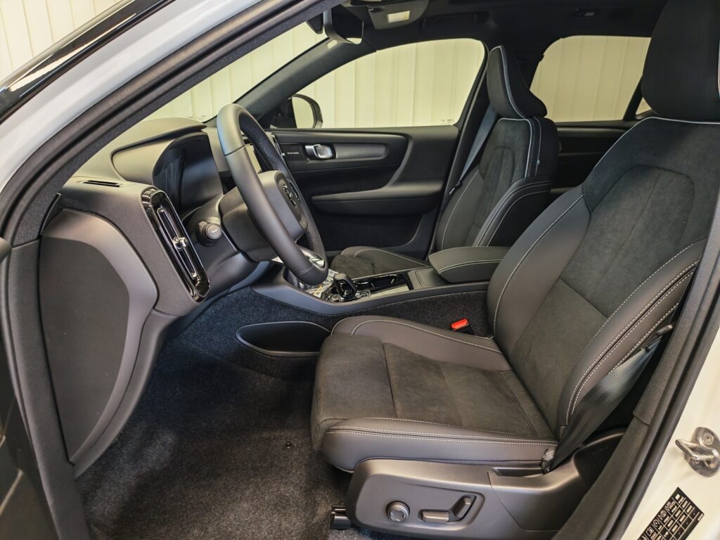 Volvo EX40, image 12