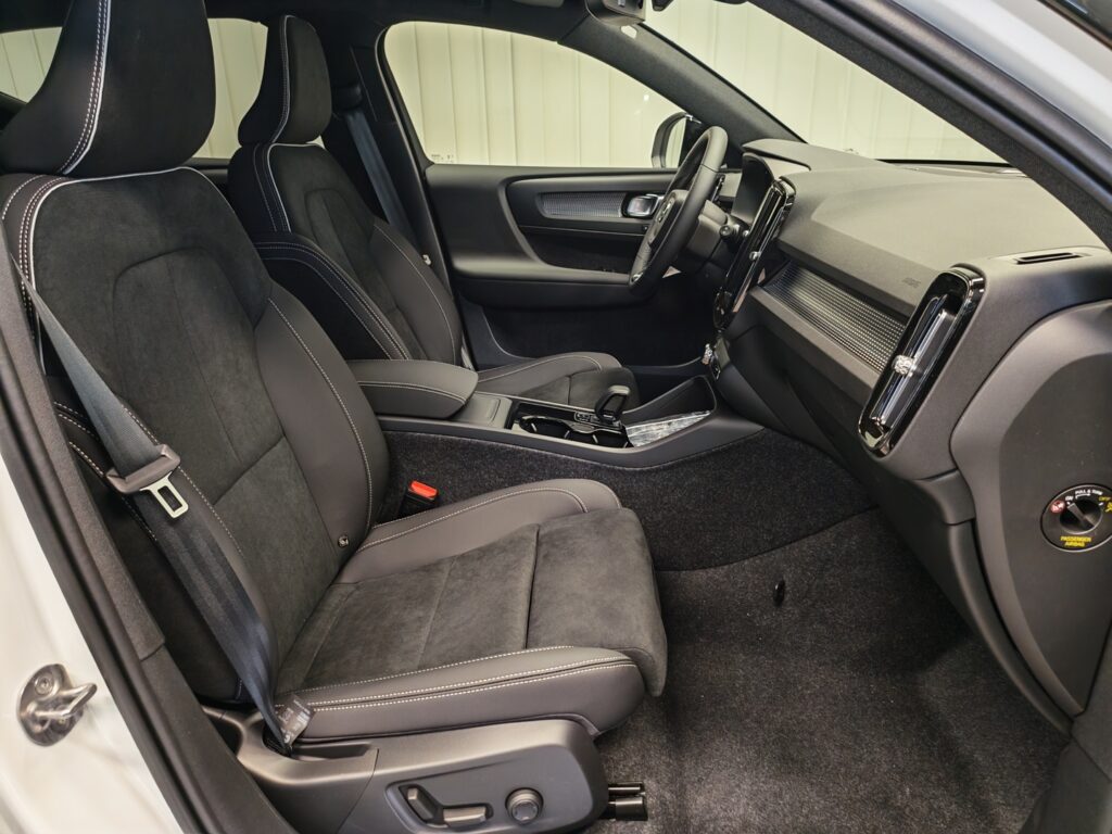 Volvo EX40, image 13