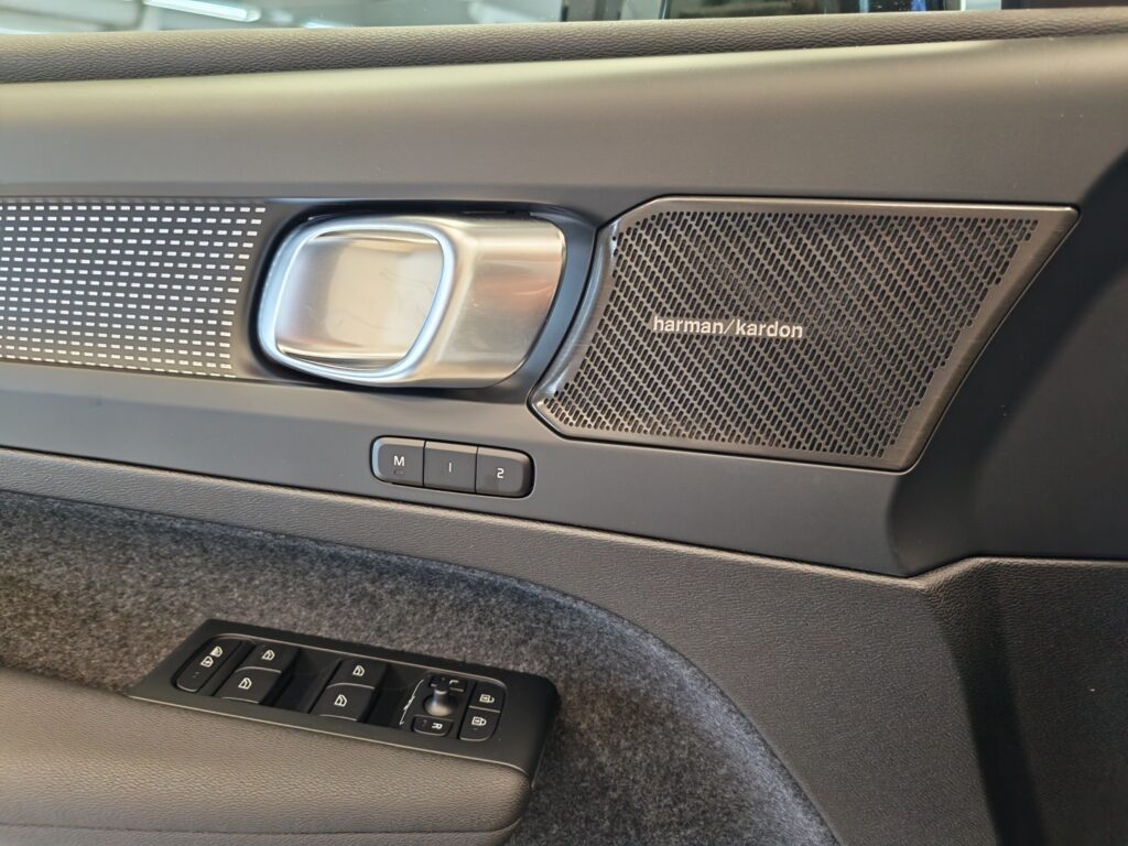 Volvo EX40, image 16