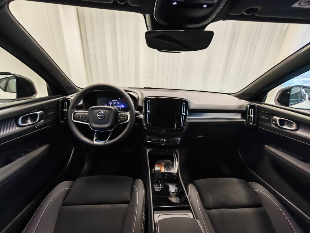 Volvo EX40, image 8