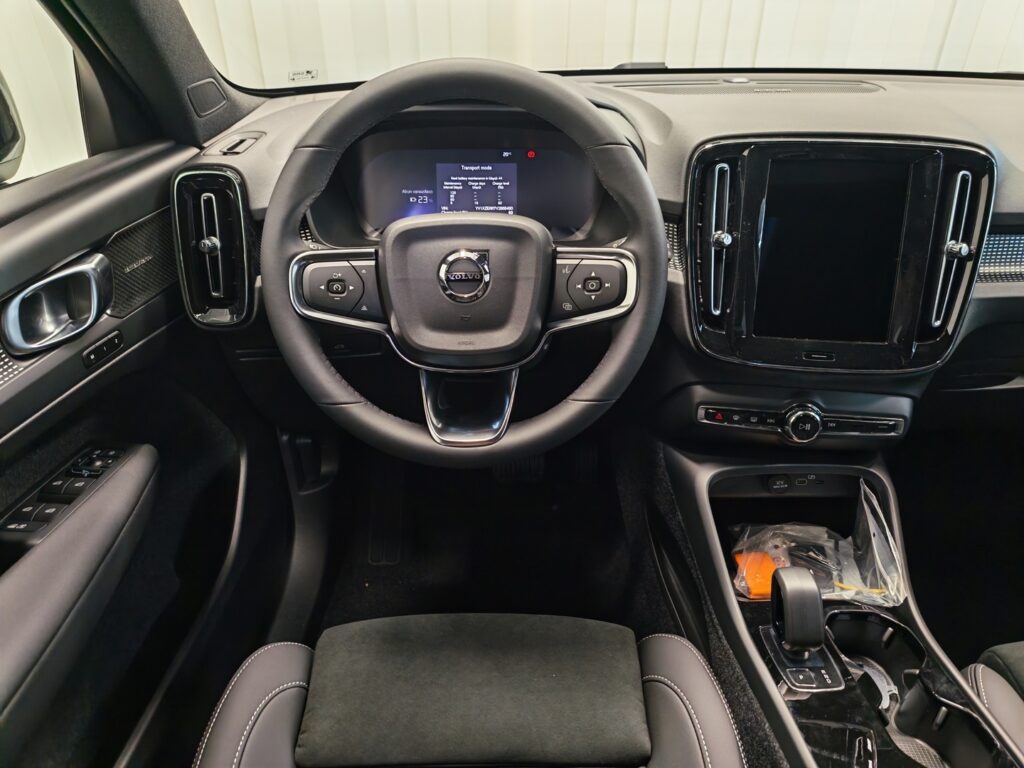 Volvo EX40, image 9