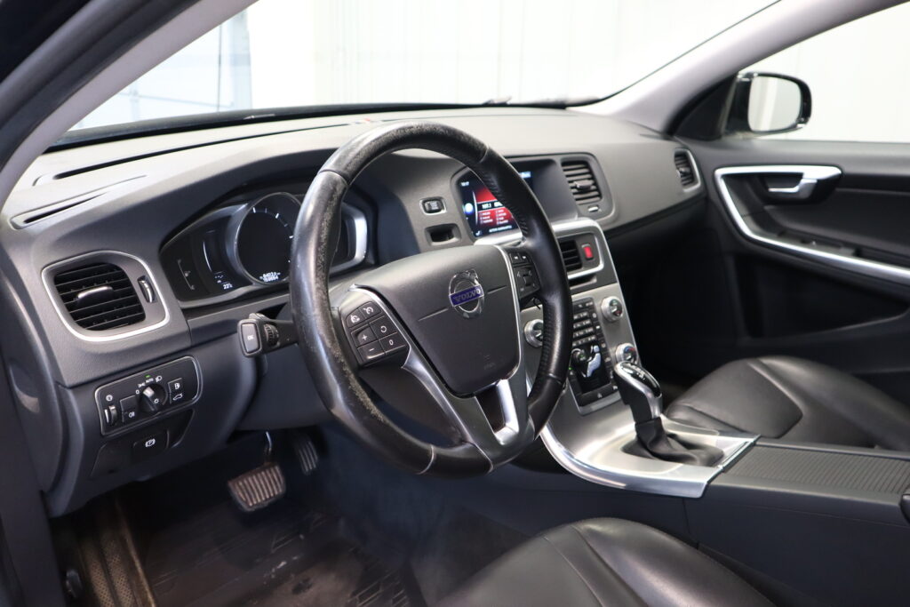 Volvo V60 Cross Country, image 10