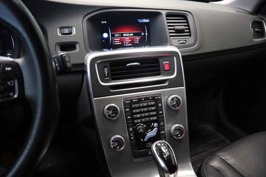 Volvo V60 Cross Country, image 13