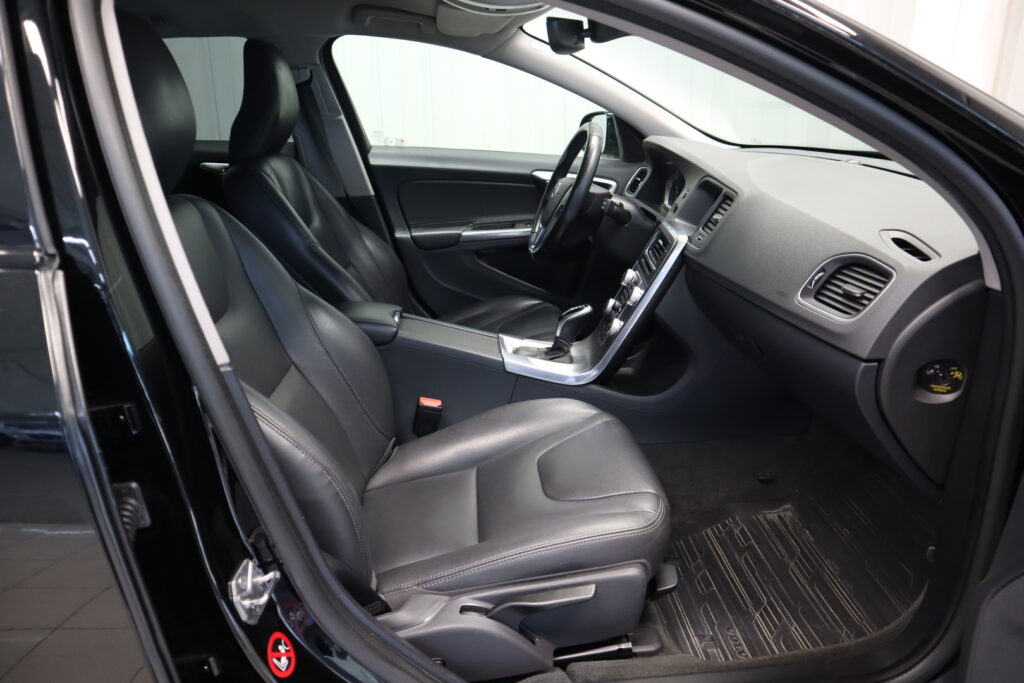 Volvo V60 Cross Country, image 16