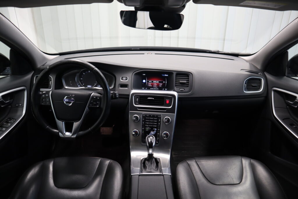 Volvo V60 Cross Country, image 18
