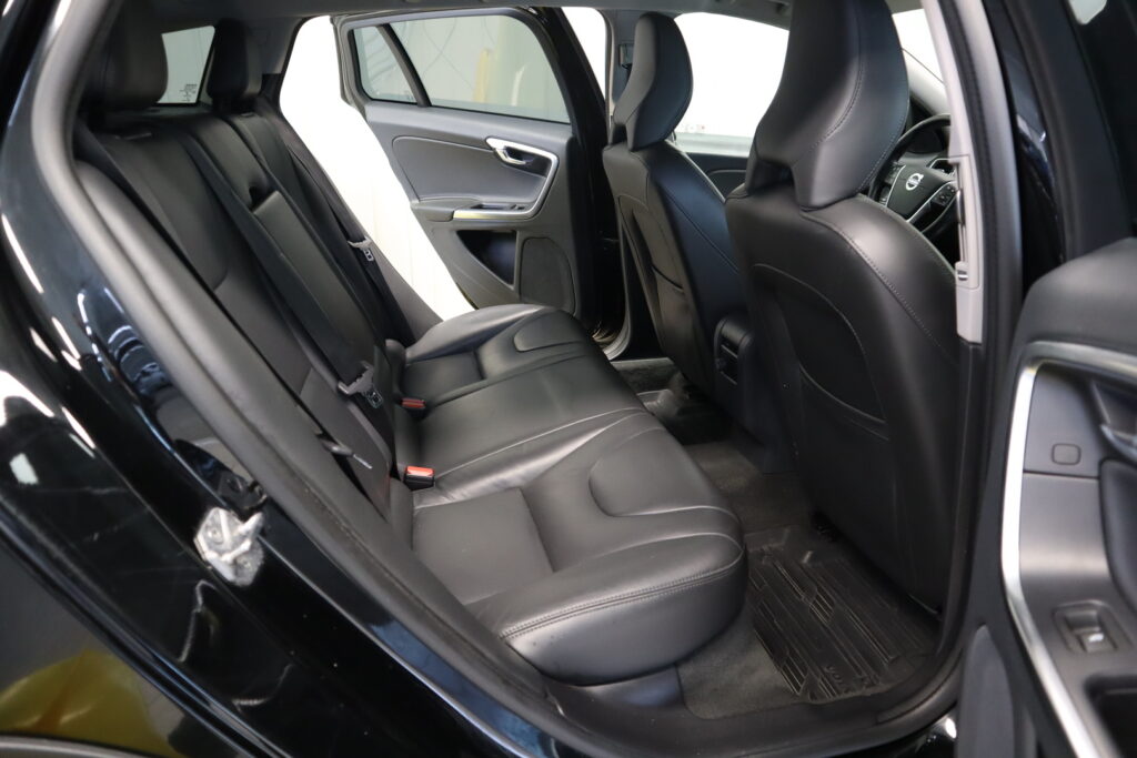Volvo V60 Cross Country, image 19