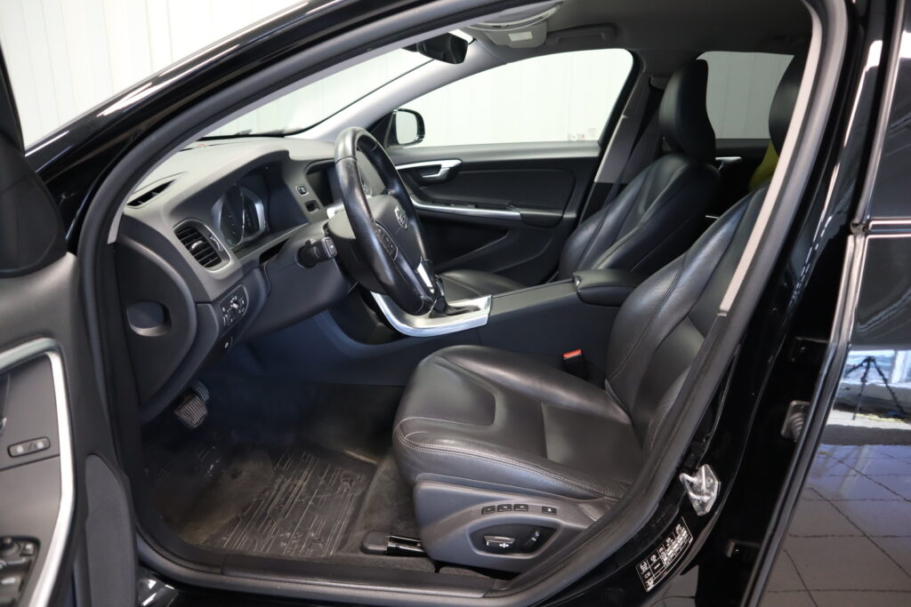 Volvo V60 Cross Country, image 9