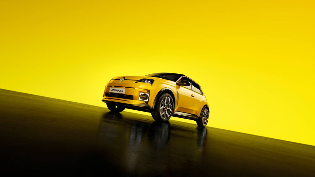 Keltainen Renault 5 E-Tech kuvattuna studiossa keltaista taustaa vasten.