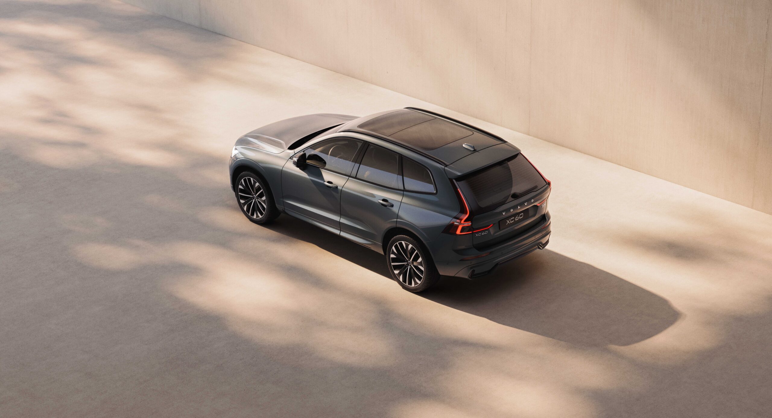 Volvo XC60 Ultra Edition huippuvarusteltuun erikoiserään vuoden polttoaineet kaupan päälle
