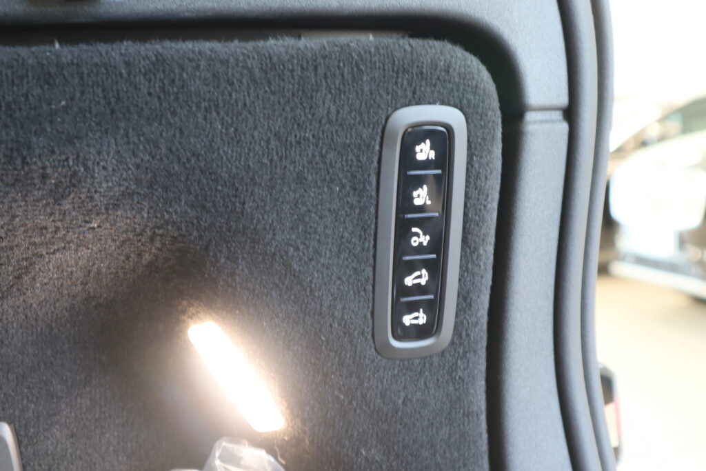 Volvo EX90, image 10