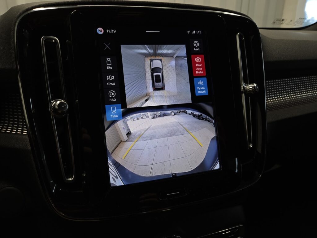 Volvo EX40, image 11