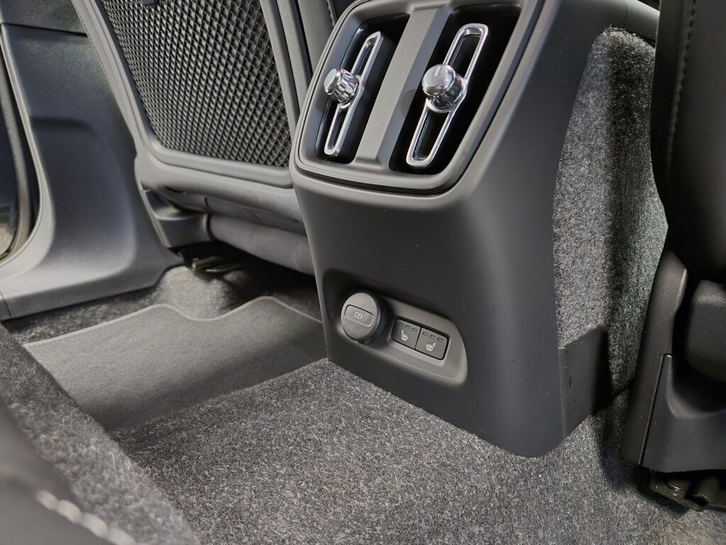 Volvo EX40, image 15