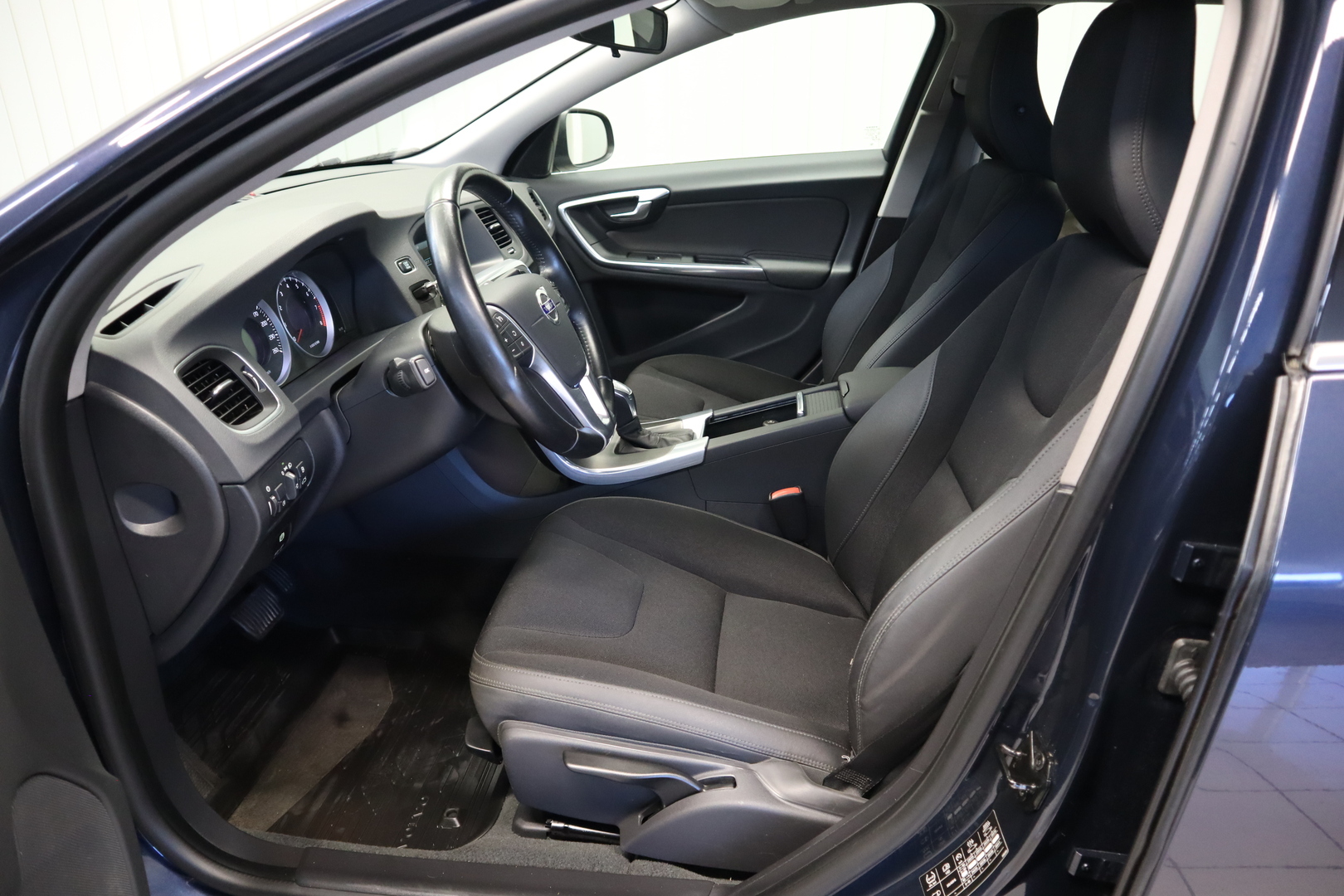 Volvo V60 T3 Momentum aut 2013, kuva 7/20