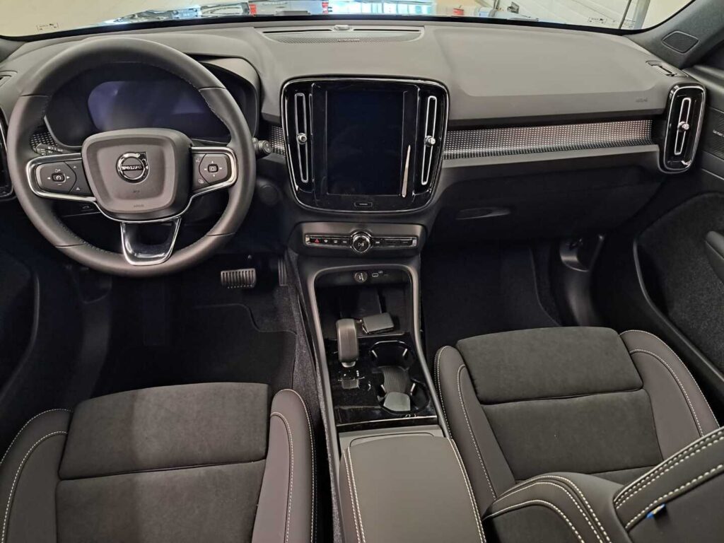 Volvo EX40, image 7