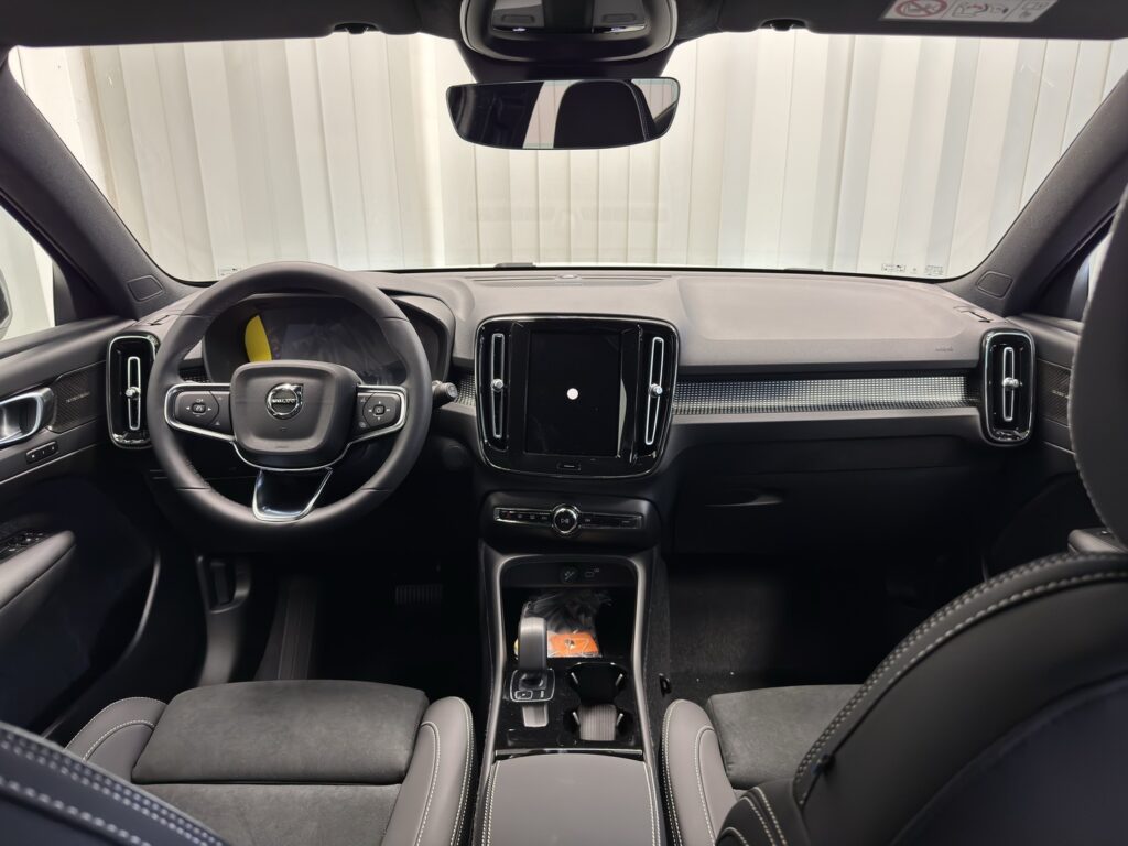 Volvo EX40, image 10