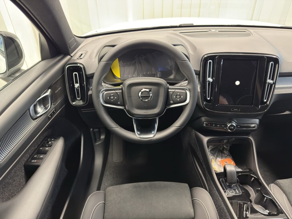 Volvo EX40, image 11