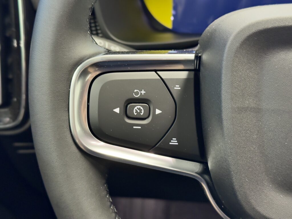 Volvo EX40, image 13
