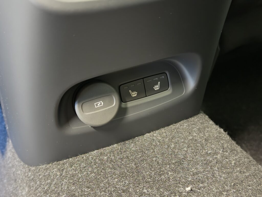 Volvo EX40, image 17