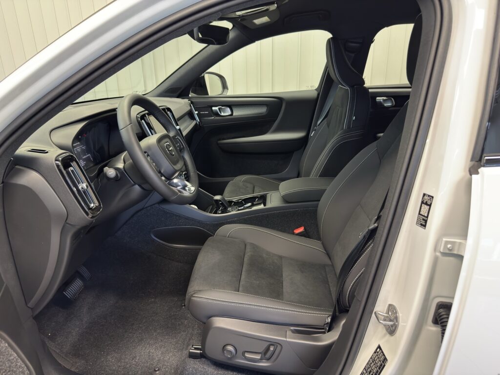 Volvo EX40, image 6
