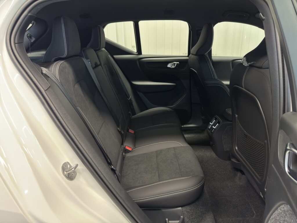 Volvo EX40, image 8