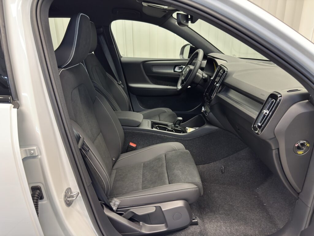 Volvo EX40, image 9