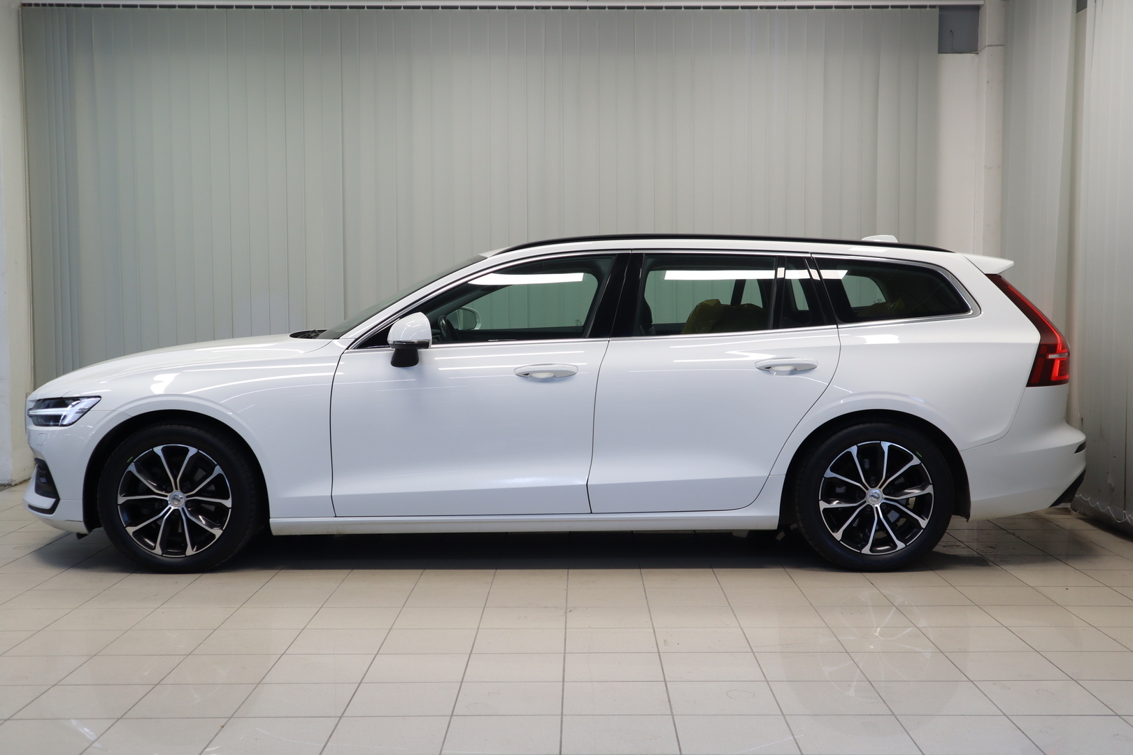 Volvo V60 B3 MHEV Business aut 2021, kuva 4/26