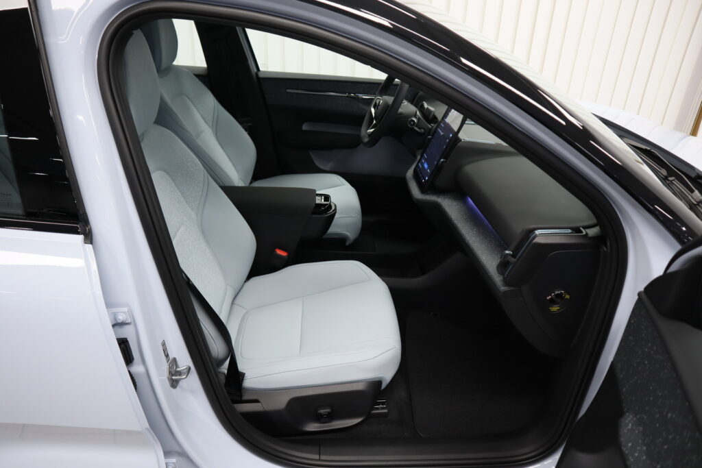 Volvo EX30, image 12