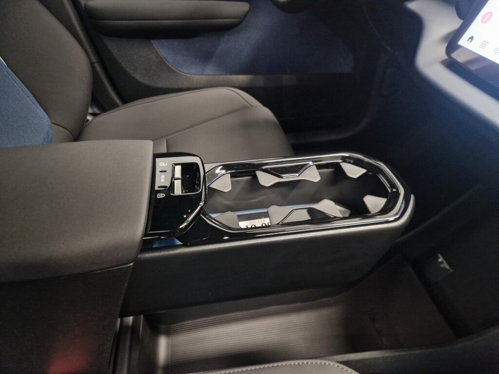 Volvo EX30, image 16