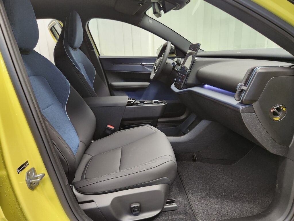 Volvo EX30, image 12