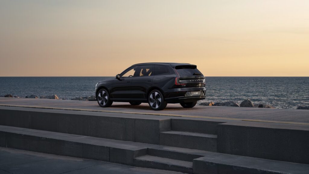 Volvo EX90, image 2