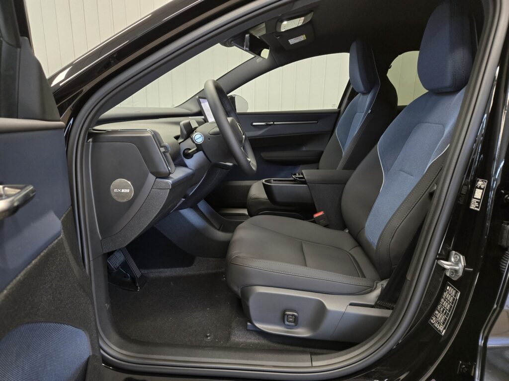 Volvo EX30 P8 AWD Plus Black Edition 2027, photo 6/11