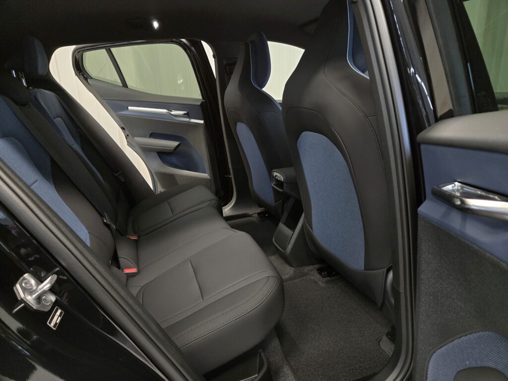Volvo EX30 P8 AWD Plus Black Edition 2027, photo 7/11