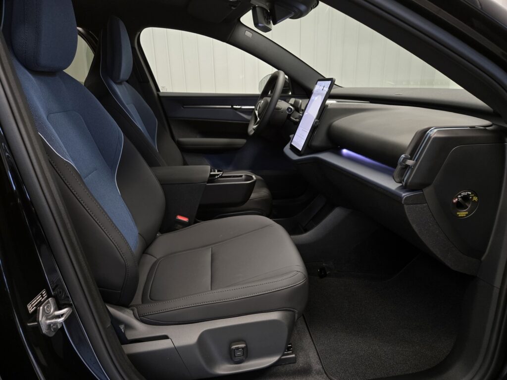 Volvo EX30, image 8