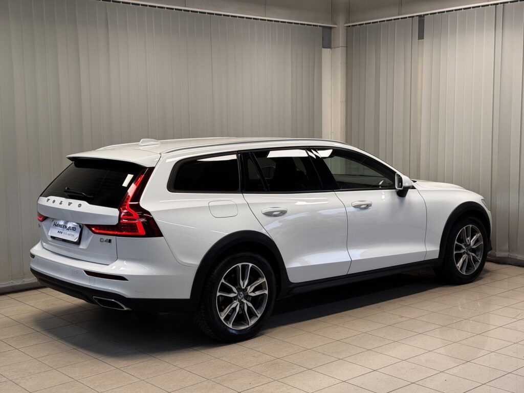 Volvo V60 Cross Country, image 3