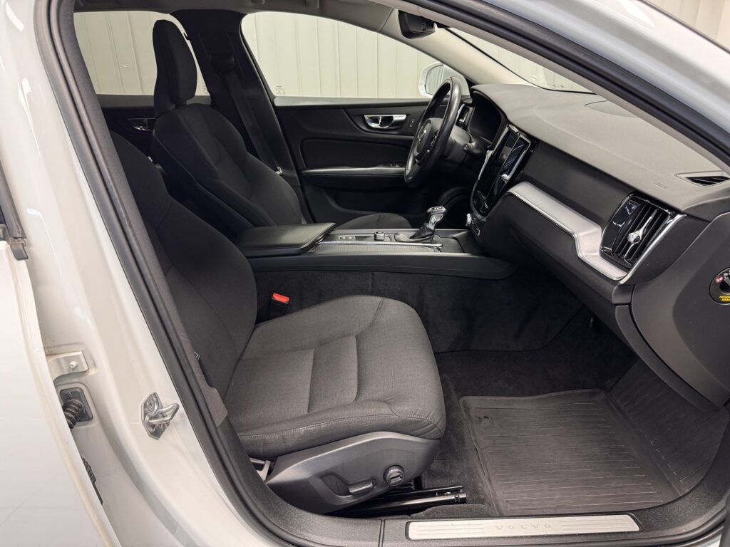 Volvo V60 Cross Country, image 8