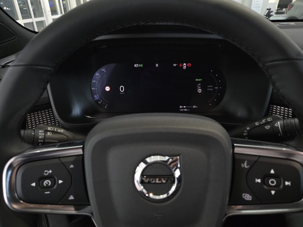 Volvo EX40, image 10