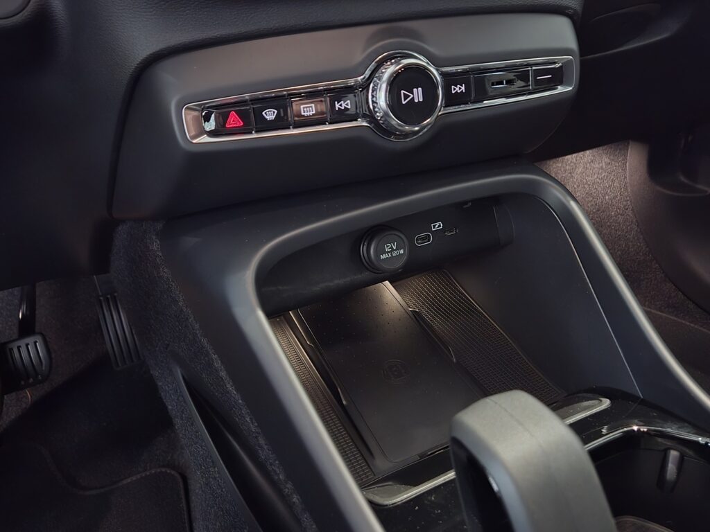 Volvo EX40, image 11