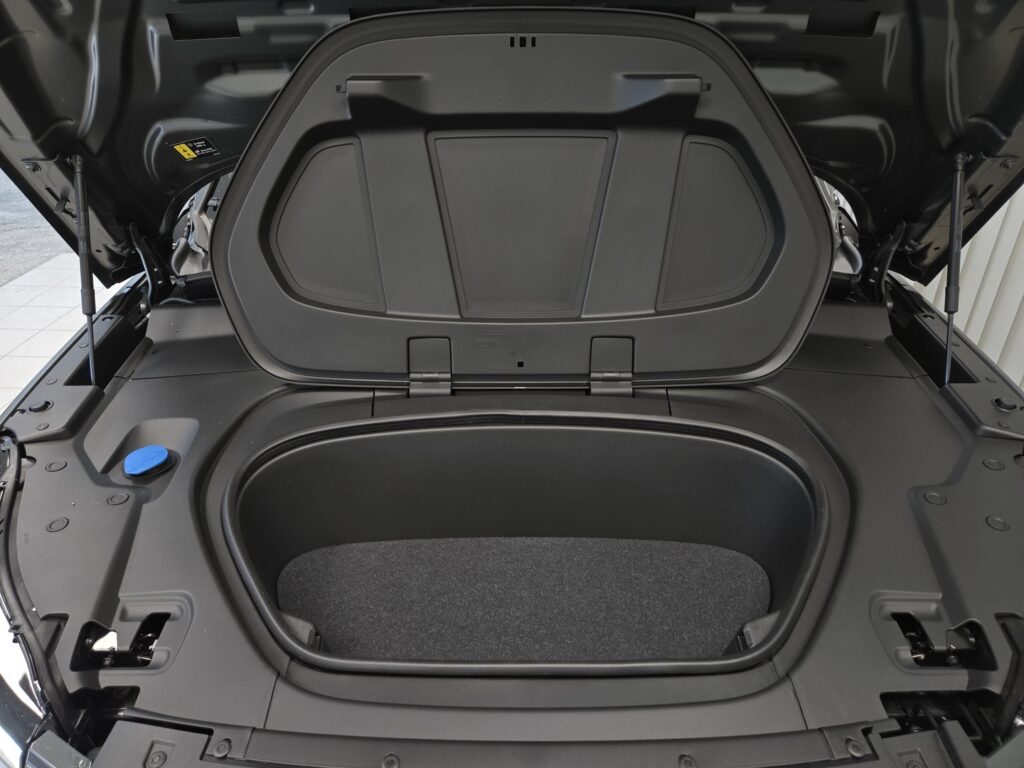 Volvo EX40, image 13